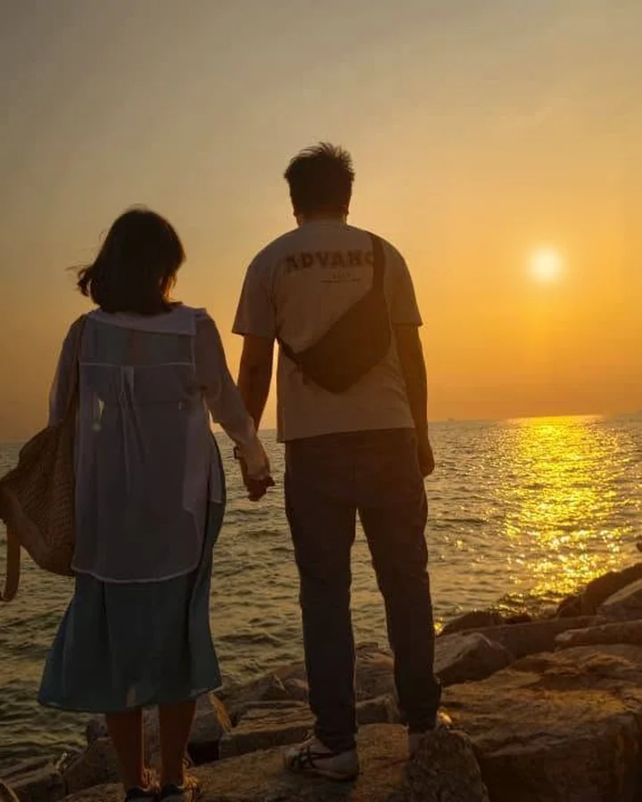 麦子厨房夫妻档在海边看日落